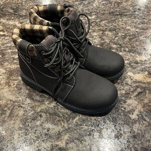 Anjou Femme Women’s hiking boots size 8